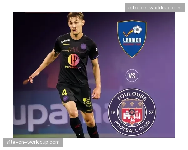 更衣室特写：图卢兹老将达林加向队友演示如何保持压迫阵型紧凑性