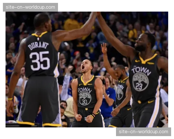 第三节连入三球，卡罗莱纳飓风队上演惊天逆转暂列东部第一